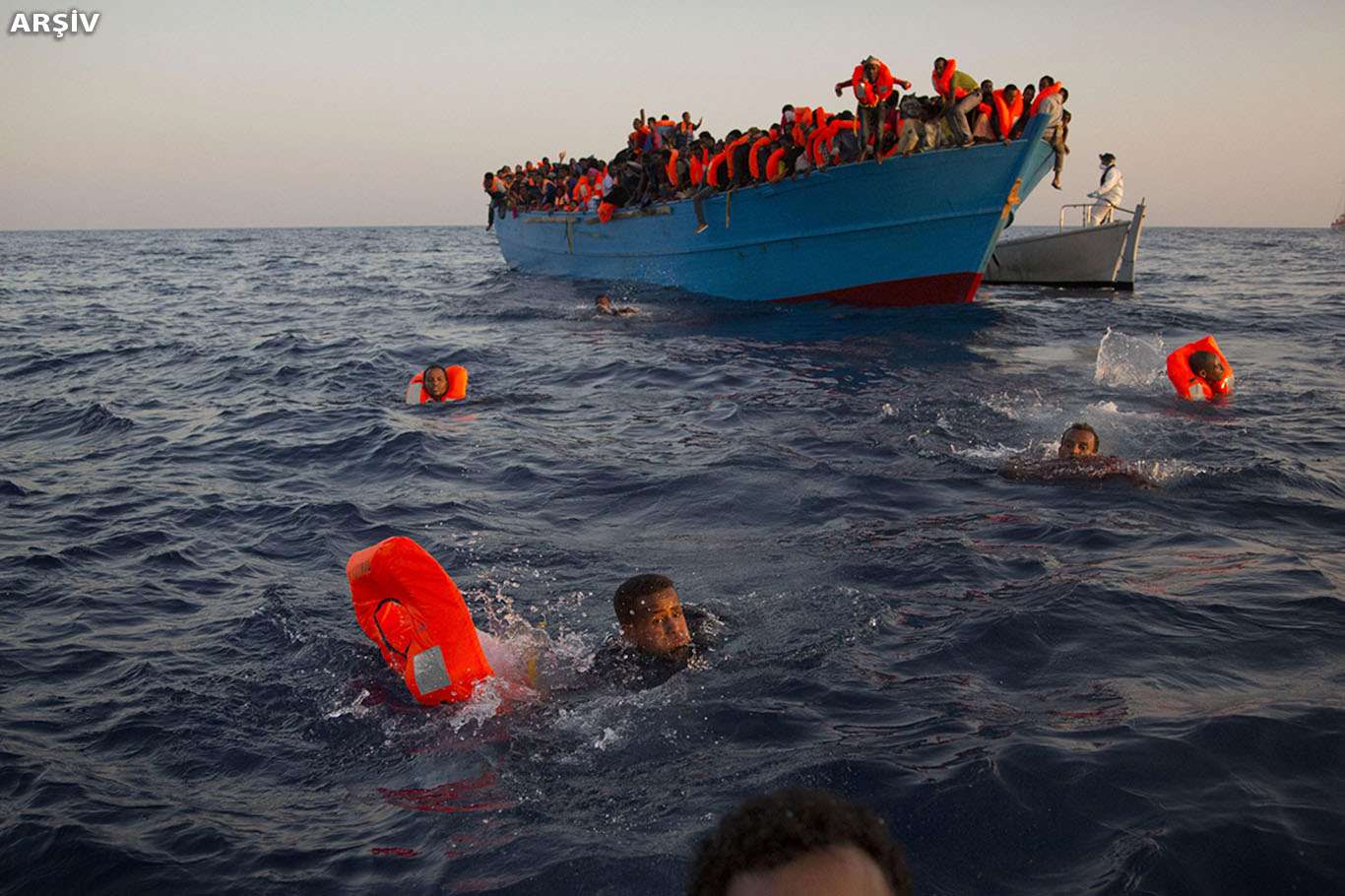 Akdeniz'de göçmen teknesi battı: 43 ölü